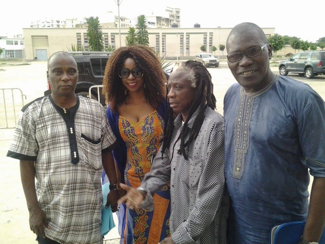 Le DG du grand théâtre Keyssi Bousso en compagnie de père Ouza et sa fille et le PDT de l'AMS Guissé Pen; Le DG du grand théâtre Keyssi Bousso en compagnie de père Ouza et sa fille et le PDT de l'AMS Guissé Pen;