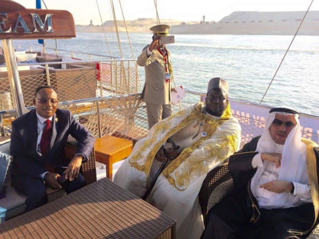 Serigne Mansour Niass, fils de Serigne Mamoune, était l'invité du Président égyptien et les notables du pays.. Serigne Mansour Niass, fils de Serigne Mamoune, était l'invité du Président égyptien et les notables du pays..