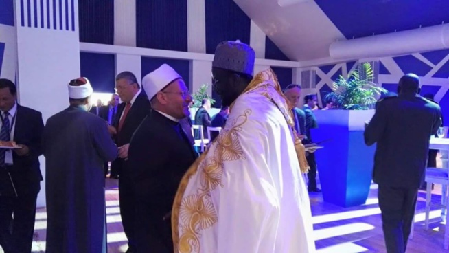 Serigne Mansour Niass, fils de Serigne Mamoune, était l'invité du Président égyptien et les notables du pays.. Serigne Mansour Niass, fils de Serigne Mamoune, était l'invité du Président égyptien et les notables du pays..