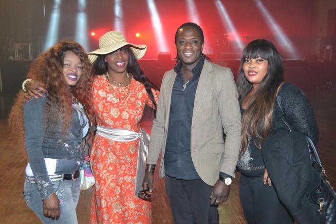 Pape Birahim en compagnie des danseuses. Et si il les prenait comme épouses! Pape Birahim en compagnie des danseuses. Et si il les prenait comme épouses!