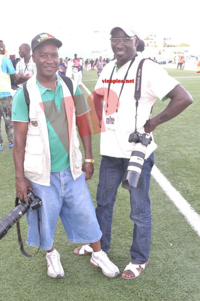 Quand El Malick Senego de senego et Demba Mballo se rencontrent: tous les deux des photographes. Quand El Malick Senego de senego et Demba Mballo se rencontrent: tous les deux des photographes.