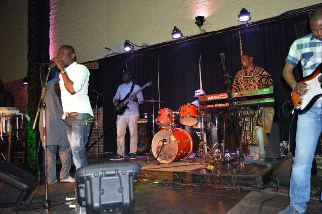 IMAGES EUROPÉEN TOUR: Dans une chaude ambiance Pape Diouf remet le feu à la salle Bodega de Bruxelles. Regardez IMAGES EUROPÉEN TOUR: Dans une chaude ambiance Pape Diouf remet le feu à la salle Bodega de Bruxelles. Regardez