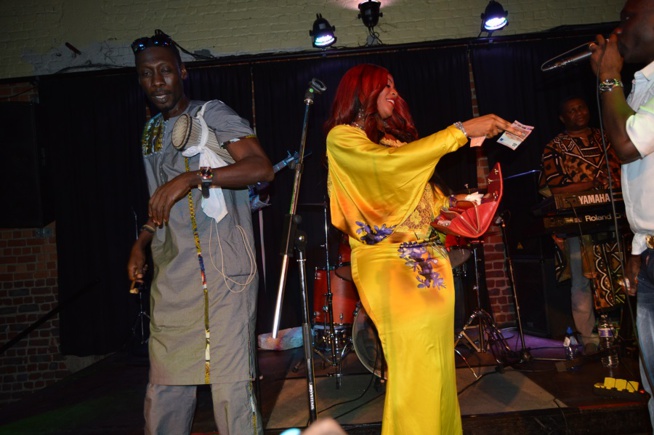 La promotrice Gambienne Fatou Janeh de Anvers bat le record du "Battré" à Bodega. La promotrice Gambienne Fatou Janeh de Anvers bat le record du "Battré" à Bodega.