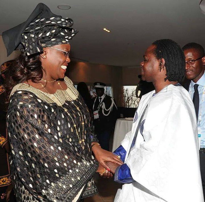 Baba Maal saluant avec deux mains la Première Dame Maréme Faye Sall Baba Maal saluant avec deux mains la Première Dame Maréme Faye Sall