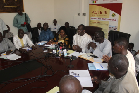 Problèmes posés par la réforme de l’Acte III de la Décentralisation: Abdoulaye Diouf Sarr met en place un comité mensuel de concertation Problèmes posés par la réforme de l’Acte III de la Décentralisation: Abdoulaye Diouf Sarr met en place un comité mensuel de concertation