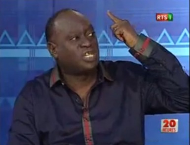 Poursuivi pour trafic de migrants : Assane Thiam de la série "Dinama Nekh" sauvé par le show de son avocat, Me El Hadji Diouf Poursuivi pour trafic de migrants : Assane Thiam de la série "Dinama Nekh" sauvé par le show de son avocat, Me El Hadji Diouf