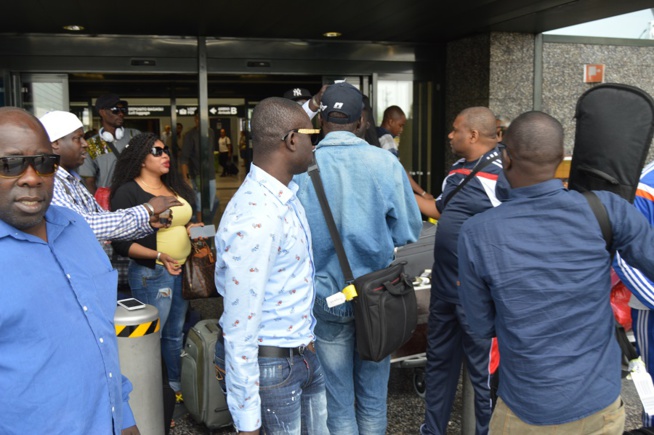 Photos + vidéo . Arrivée de la génération consciente de Pape Diouf en Italie pour le grand bégué de Brescia ce vendredi 14 Août à la Discotéca The World. Regardez l'ambiance à l'aéroport de Malpensa Photos + vidéo . Arrivée de la génération consciente de Pape Diouf en Italie pour le grand bégué de Brescia ce vendredi 14 Août à la Discotéca The World. Regardez l'ambiance à l'aéroport de Malpensa