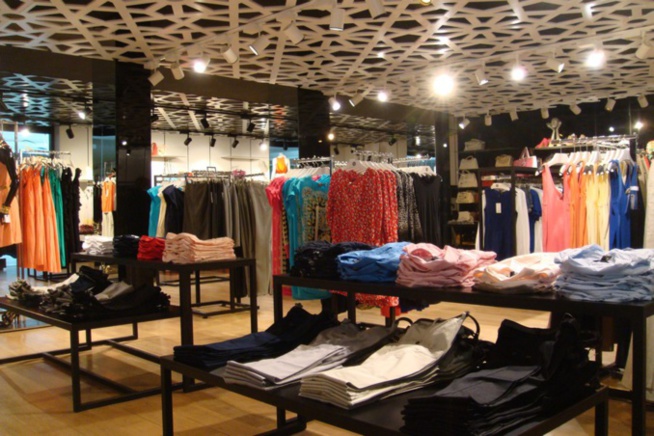 Mode vacances - Taille haute, jeans déchirés... et "croque-top" : Le look estival des jeunes filles au top Mode vacances - Taille haute, jeans déchirés... et "croque-top" : Le look estival des jeunes filles au top