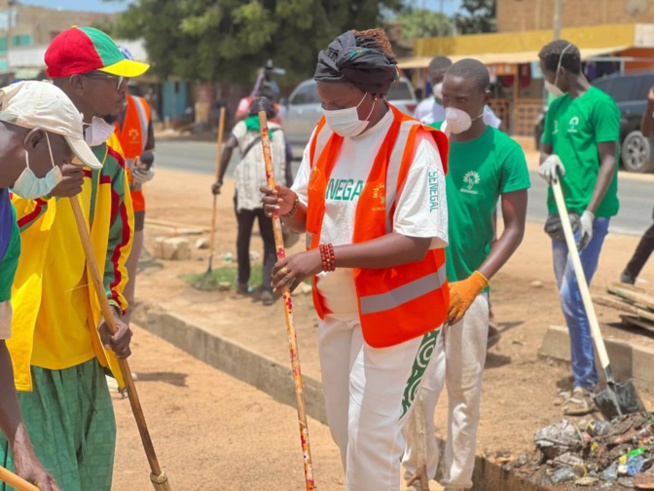 Setal Sunu Reew : Ngaparou, Somone et Saly aux cotés de Madame le Ministre Khady Diène Gaye. Setal Sunu Reew : Ngaparou, Somone et Saly aux cotés de Madame le Ministre Khady Diène Gaye.