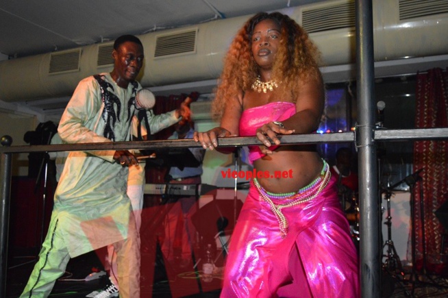 Européen Tour: La danseuse Gangnesiry à fond dans le "Leumbeul" Regardez Européen Tour: La danseuse Gangnesiry à fond dans le "Leumbeul" Regardez