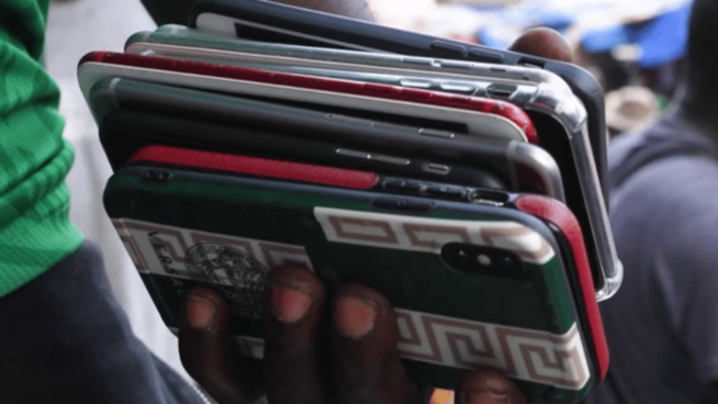 Un informaticien arrêté pour vol de Macbook : Des dizaines d'ordinateurs et de téléphones neufs trouvés chez lui Un informaticien arrêté pour vol de Macbook : Des dizaines d'ordinateurs et de téléphones neufs trouvés chez lui