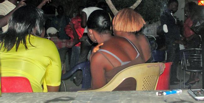 Expédition punitive à Thiès : Les jeunes de Keur Mame El Hadji brûlent la maison des prostituées avant d’introduire les bâtons dans leur sexe Expédition punitive à Thiès : Les jeunes de Keur Mame El Hadji brûlent la maison des prostituées avant d’introduire les bâtons dans leur sexe