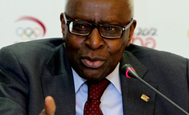 Présidence de l’IAAF : Lamine Diack cède le fauteuil au britanique Sebastian Coe Présidence de l’IAAF : Lamine Diack cède le fauteuil au britanique Sebastian Coe