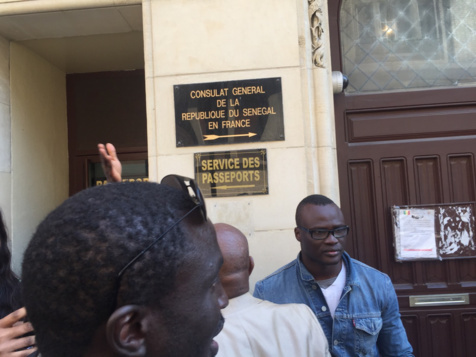 Paris : Les partisans de Karim Wade occupent le Consulat du Sénégal Paris : Les partisans de Karim Wade occupent le Consulat du Sénégal