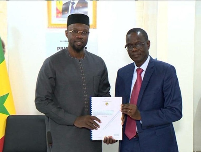 Photos : Remise du pré-Rapport de la Commission ad hoc chargée du contrôle et de la vérification des titres et… Photos : Remise du pré-Rapport de la Commission ad hoc chargée du contrôle et de la vérification des titres et…