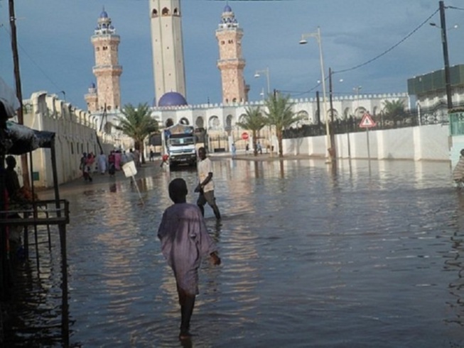 Inondations: La Grande mosquée de Touba coupée du reste de la ville Inondations: La Grande mosquée de Touba coupée du reste de la ville