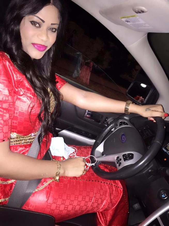 Samira, l'épouse de Yaxam Mbaye, au volant de sa nouvelle bagnole Samira, l'épouse de Yaxam Mbaye, au volant de sa nouvelle bagnole