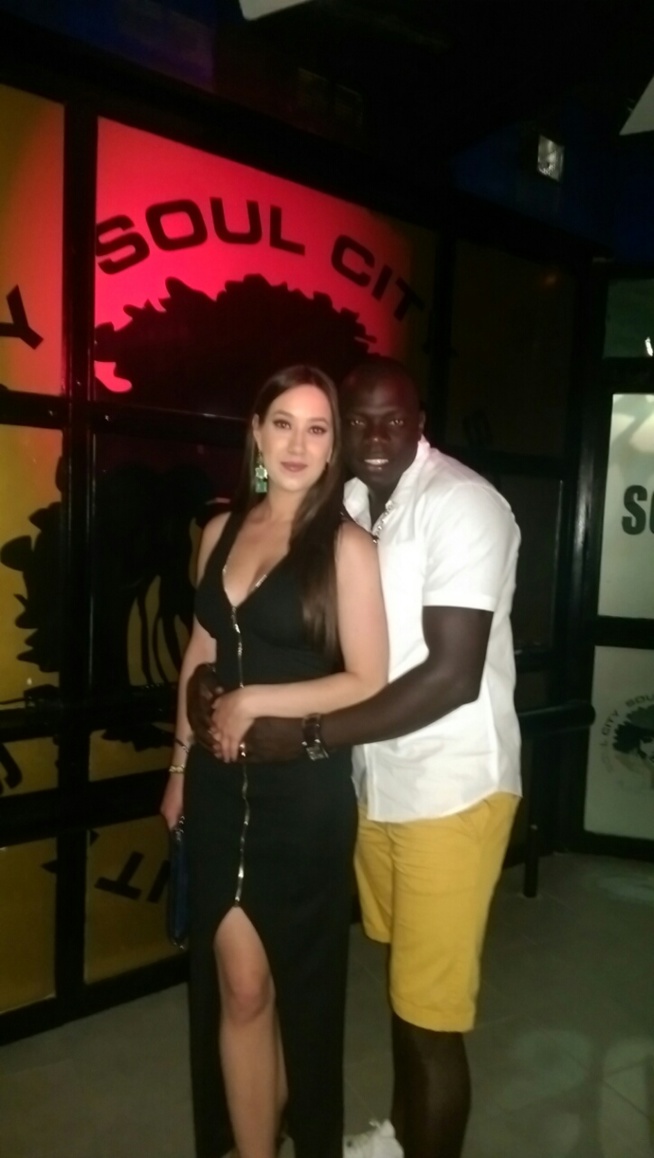 Le jet-setteur Sénégalais d'Ibiza Ouz Diop tout heureux avec sa petite famille. Le jet-setteur Sénégalais d'Ibiza Ouz Diop tout heureux avec sa petite famille.