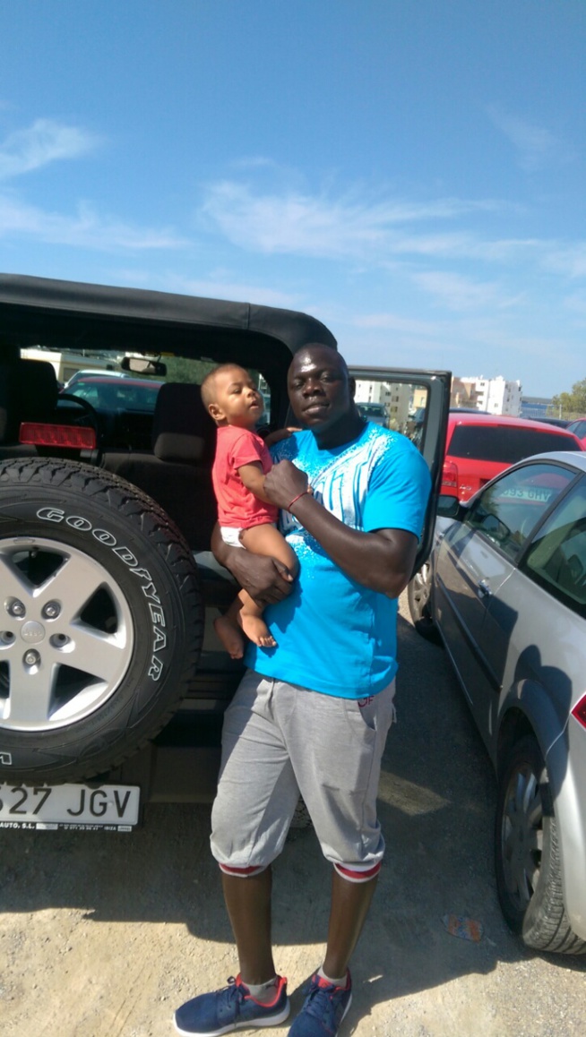 Le jet-setteur Sénégalais d'Ibiza Ouz Diop tout heureux avec sa petite famille.