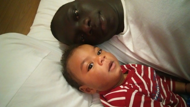 Le jet-setteur Sénégalais d'Ibiza Ouz Diop tout heureux avec sa petite famille. Le jet-setteur Sénégalais d'Ibiza Ouz Diop tout heureux avec sa petite famille.