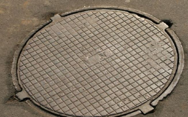 Deux étrangers condamnés à un mois d’emprisonnement ferme : Ils avaient volé un couvercle de canal d’évacuation Deux étrangers condamnés à un mois d’emprisonnement ferme : Ils avaient volé un couvercle de canal d’évacuation