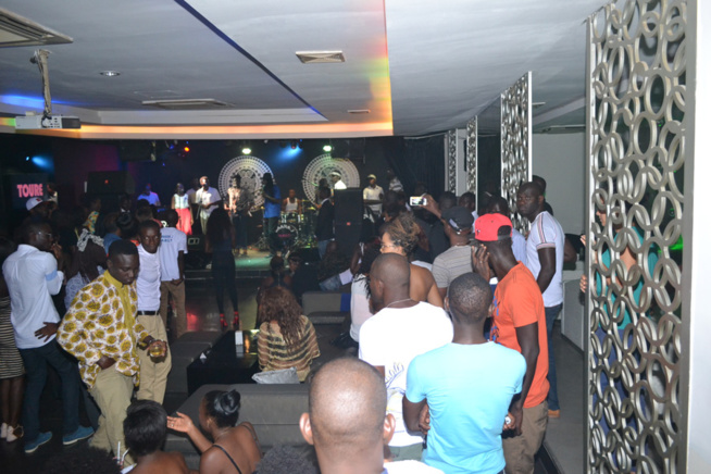 Le Darra J au Baramundi, Pape Diouf guest star. Regardez l'ambiance. Le Darra J au Baramundi, Pape Diouf guest star. Regardez l'ambiance.