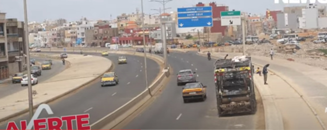 VDN 3 : Ce camion qui menace la vie des conducteurs au niveau de Diamalaye VDN 3 : Ce camion qui menace la vie des conducteurs au niveau de Diamalaye
