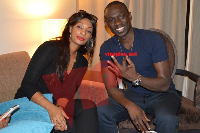 En images, Pape Diouf pose avec ses fans Rwandaises. En images, Pape Diouf pose avec ses fans Rwandaises.