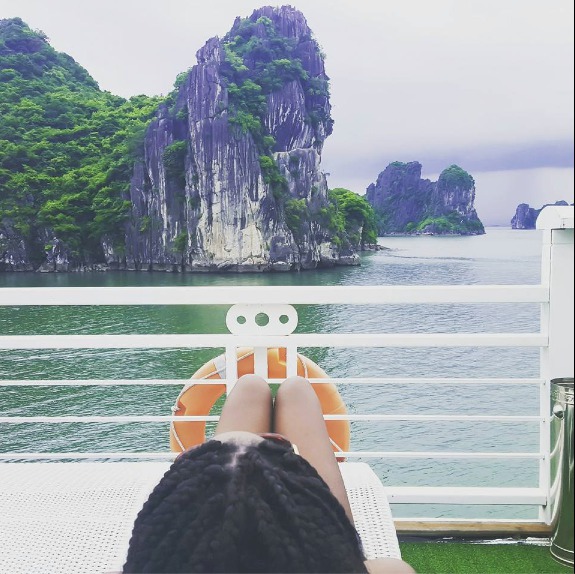 Adama Paris se la coule douce à la Baie d'Ha Long, au Vietnam Adama Paris se la coule douce à la Baie d'Ha Long, au Vietnam
