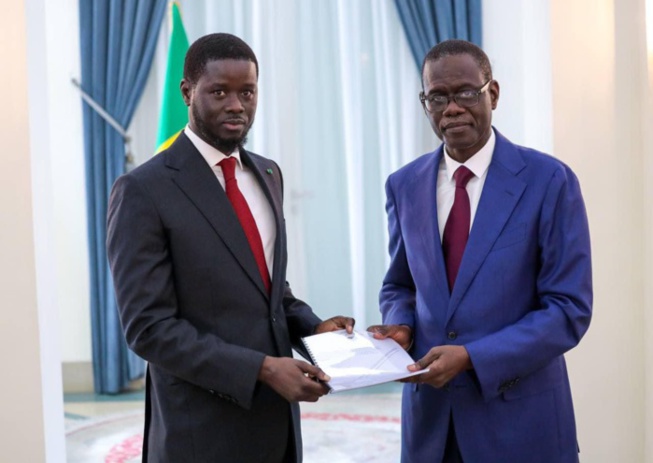 Domaine Public Maritime : Le Président Faye reçoit le rapport de la Commission ad hoc Domaine Public Maritime : Le Président Faye reçoit le rapport de la Commission ad hoc