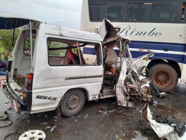 Koumpentoum : 6 morts et 14 blessés dans une collision entre un bus et un minicar (Photos) Koumpentoum : 6 morts et 14 blessés dans une collision entre un bus et un minicar (Photos)