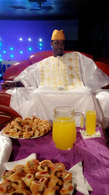 Cheikh Sarr : L’animateur vedette de la Zik FM et de Sen tv en mode « ndanane » Cheikh Sarr : L’animateur vedette de la Zik FM et de Sen tv en mode « ndanane »