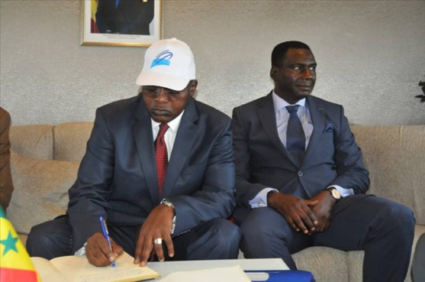 Oumar Guèye, ministre de la Pêche et de l'Economie maritime : "Le plan d'eau du Port autonome de Dakar est sale et complètement pollué" Oumar Guèye, ministre de la Pêche et de l'Economie maritime : "Le plan d'eau du Port autonome de Dakar est sale et complètement pollué"