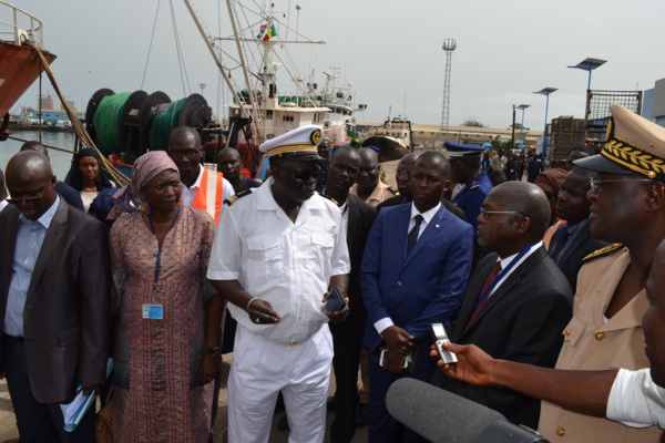 Visite du ministre de la Pêche et de l'Economie maritime au port : Quand Oumar Guèye rabroue des responsables du PAD Visite du ministre de la Pêche et de l'Economie maritime au port : Quand Oumar Guèye rabroue des responsables du PAD