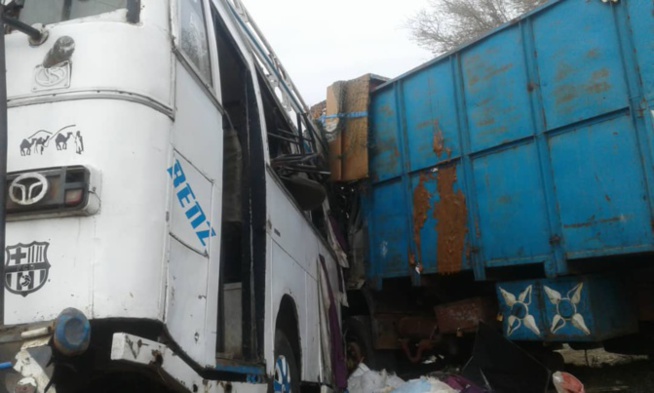 Ndangalma : Un tragique accident entre un camion et un bus, fait 16 morts Ndangalma : Un tragique accident entre un camion et un bus, fait 16 morts