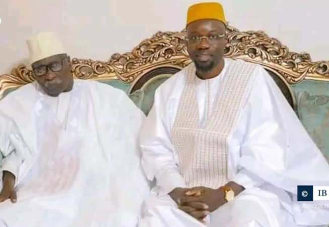 Ousmane Sonko à Tivaouane, pour assister à la remise des clés de la Grande mosquée, au Khalife général des Tidianes Ousmane Sonko à Tivaouane, pour assister à la remise des clés de la Grande mosquée, au Khalife général des Tidianes