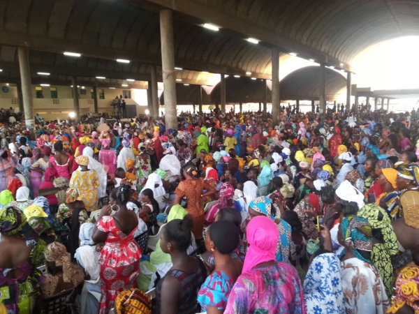 Macky Sall octroie 150 millions aux femmes mareyeuses du Marché central au poisson de Pikine et du PAD Macky Sall octroie 150 millions aux femmes mareyeuses du Marché central au poisson de Pikine et du PAD