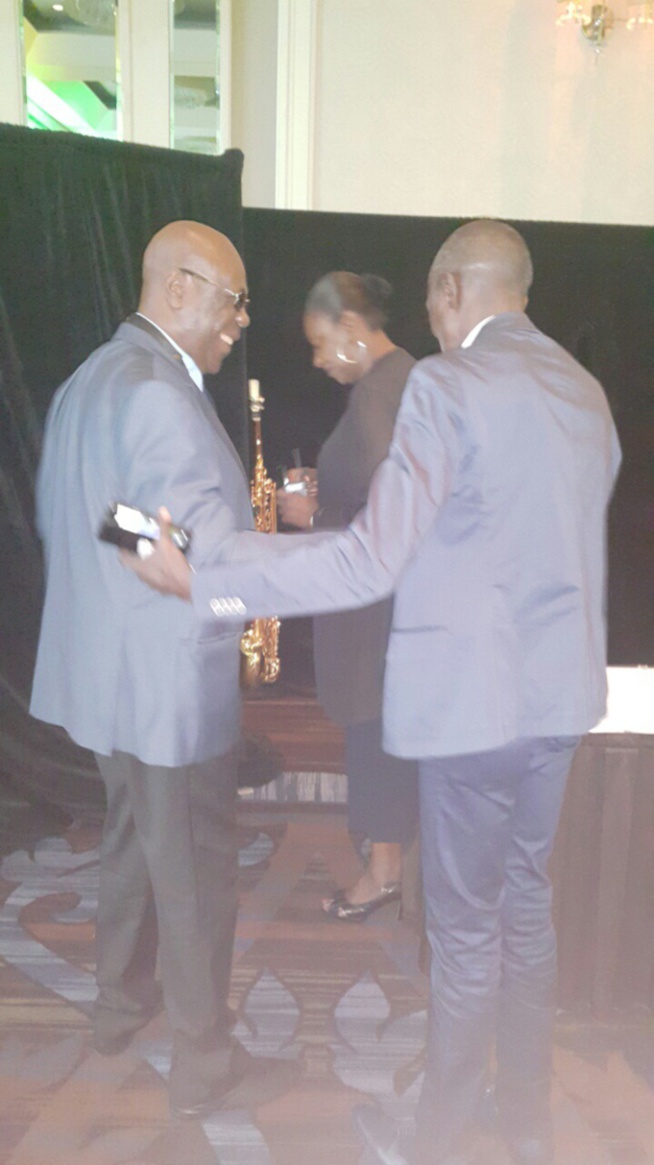 Le journaliste Johnson mbengue raccompagnant le roi de la makossa Manu Dibango après sa prestation, dans la soirée d'hier, à l'hôtel Sheraton de Montréal.