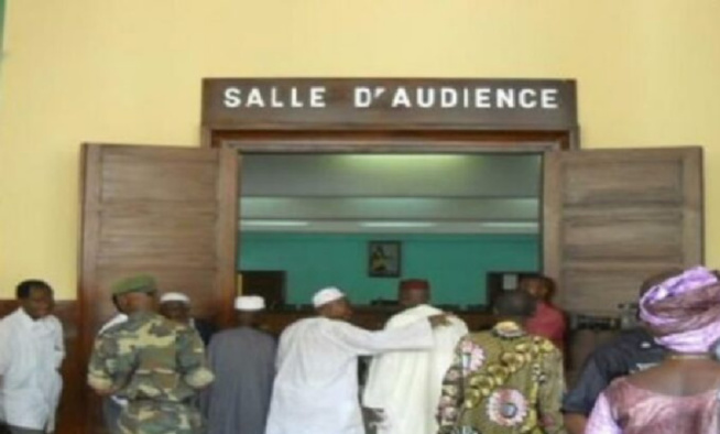 Scène ahurissante jugée à Mbour : Un enseignant accusé d’avoir volé le sexe d’un polygame lynché par la foule Scène ahurissante jugée à Mbour : Un enseignant accusé d’avoir volé le sexe d’un polygame lynché par la foule