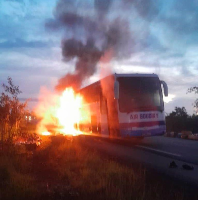 Goudiry : un bus prend feu, aucune perte en vie humaine (source sécuritaire) Goudiry : un bus prend feu, aucune perte en vie humaine (source sécuritaire)