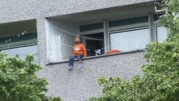 Drame à la cité Soprim : Un enfant de 2 ans tombe du deuxième étage et meurt Drame à la cité Soprim : Un enfant de 2 ans tombe du deuxième étage et meurt