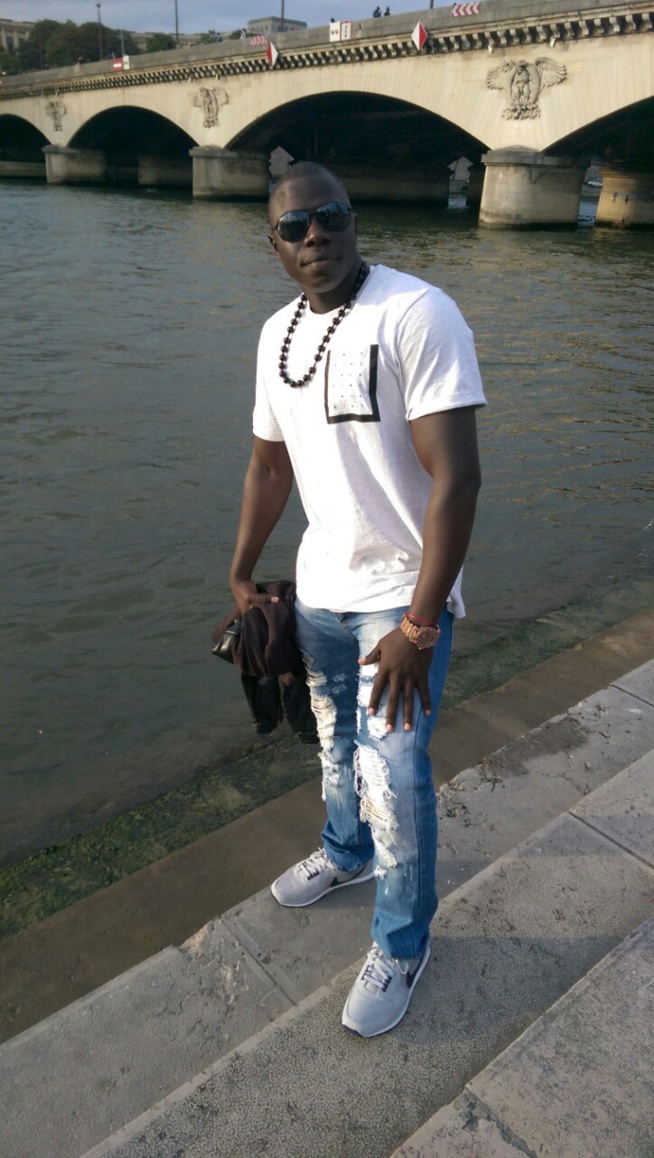 Le jet-setteur Sénégalais d'IBIZA Ouz Diop en séjour à Paris. Le jet-setteur Sénégalais d'IBIZA Ouz Diop en séjour à Paris.