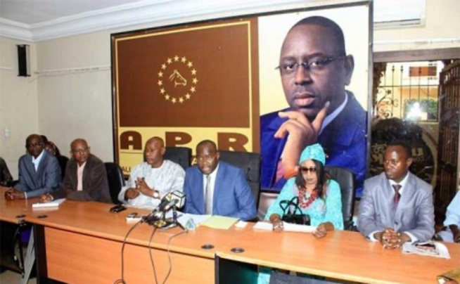 Disparition du Professeur Mbow : Un pilier de la démocratie sénégalaise tire sa révérence, selon l’APR Disparition du Professeur Mbow : Un pilier de la démocratie sénégalaise tire sa révérence, selon l’APR