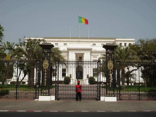 Un homme qui voulait s'immoler par le feu devant les grilles du palais sauvé de justesse Un homme qui voulait s'immoler par le feu devant les grilles du palais sauvé de justesse