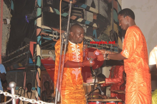 "Spécial ndewleun" Waly Seck met del'ambiance pure et dure au Penc Mi le jour de la tabaski. "Spécial ndewleun" Waly Seck met del'ambiance pure et dure au Penc Mi le jour de la tabaski.