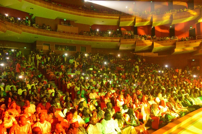 En direct du grand théâtre:  "Spécial ndéwleun"Pape Diouf  affiche le plein et met le feu dans la salle.