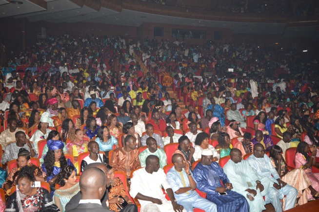 En direct du grand théâtre: "Spécial ndéwleun"Pape Diouf affiche le plein et met le feu dans la salle. En direct du grand théâtre: "Spécial ndéwleun"Pape Diouf affiche le plein et met le feu dans la salle.