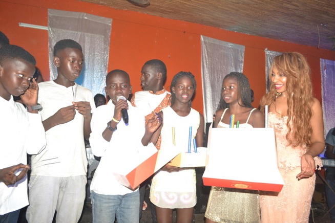 Anniversaire Viviane Chidid: Le Just 4 U affiche son plein dans une chaude ambiance avec le Djolof band. Anniversaire Viviane Chidid: Le Just 4 U affiche son plein dans une chaude ambiance avec le Djolof band.