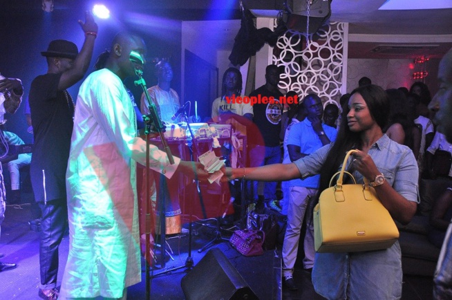 Néné Gadio arrose Pape Diouf avec des billets de banque au Baramundi. Néné Gadio arrose Pape Diouf avec des billets de banque au Baramundi.