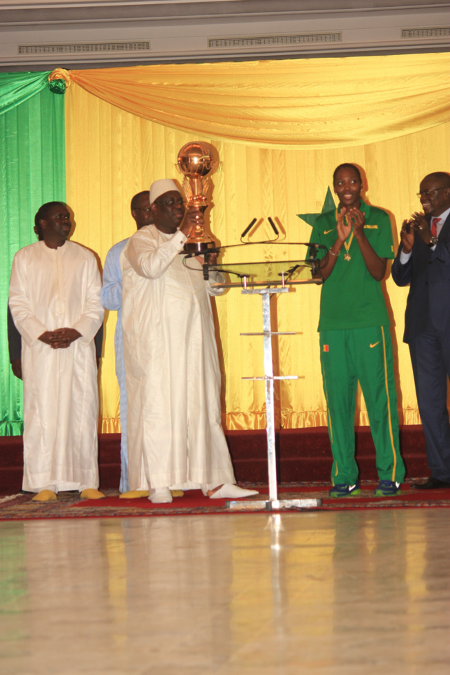 En images l'arrivée triomphale des lionnes du Basket sacrées championnes d'Afrique. Regardez En images l'arrivée triomphale des lionnes du Basket sacrées championnes d'Afrique. Regardez
